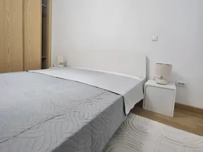 dormitor cu pat alb apartament de inchiriat Sector 2 București